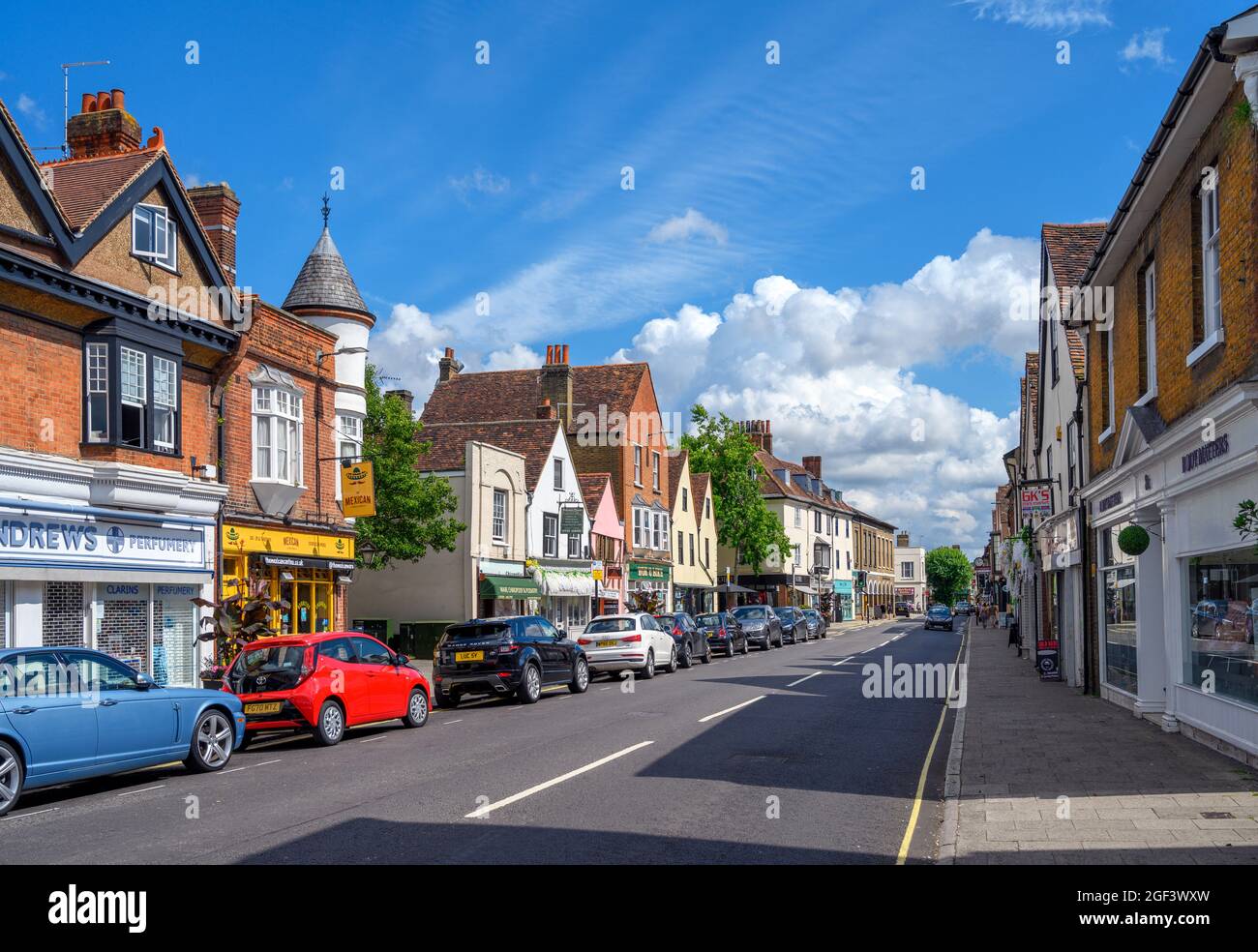 Geschäfte an der High Street in Ware, Hertfordshire, England, Großbritannien Stockfoto