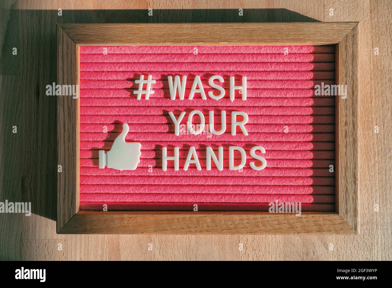 Waschen Sie Ihre Hände Hashtag-Nachricht auf Filzplakatwand im Geschäft gute Handhygiene für Coronavirus-Prävention. Fühlte sich als Zeichen für soziale Medien Stockfoto