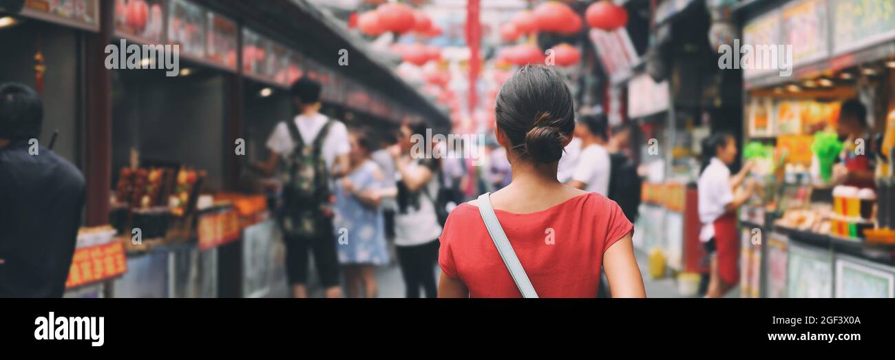 China Lebensmittelmarkt Straße in Peking. Chinesischer Tourist zu Fuß in den Straßen der Stadt auf Asien Urlaub Tourismus. Asiatische Frau Reise Lifestyle panoramica Banner Stockfoto