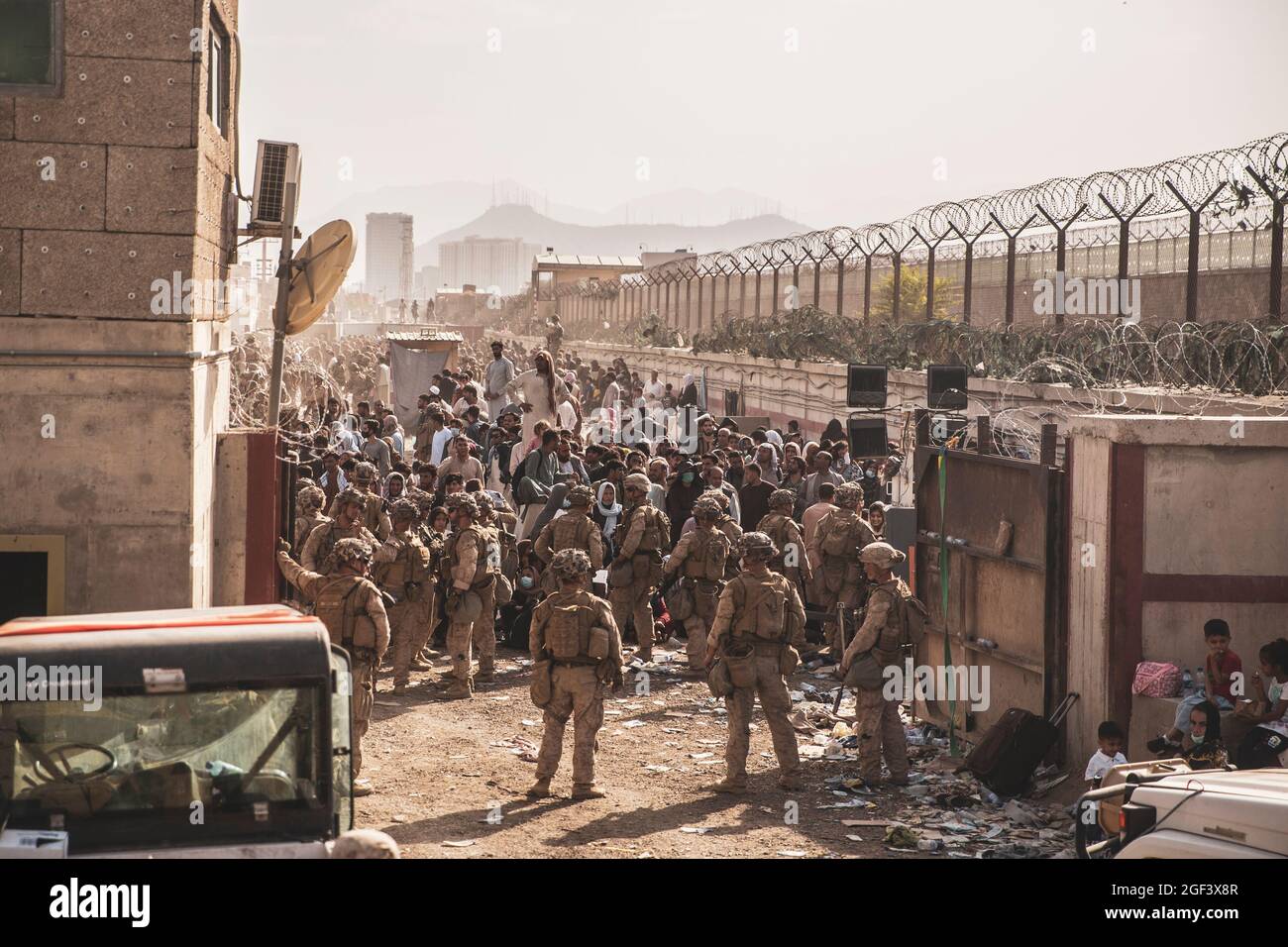 US-Marineinfanteristen mit Special Purpose Marine Air-Ground Task Force - Crisis Response - Central Command leisten während einer Evakuierung am Hamid Karzai International Airport, Kabul, Afghanistan, 21. August Hilfe an einem Evakuierungskontrollkontrollpunkt (ECC). US-Dienstmitglieder unterstützen das Außenministerium bei einer nicht-kämpferischen Evakuierungsoperation (NEO) in Afghanistan. (USA Marine Corps Foto von Staff Sgt. Victor Mancilla) Stockfoto