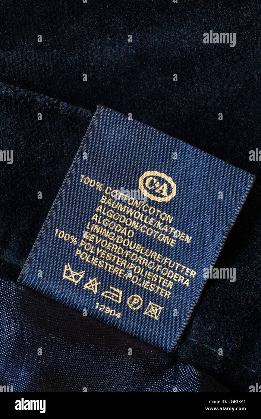 Label im schwarzen Damenrock von C&A 100% Baumwolle Futter 100% Polyester mit Pflegesymbolen Stockfoto