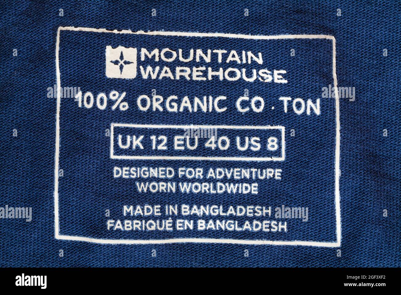 Label in Mountain Warehouse Damen-T-Shirt aus 100 % biologischer Baumwolle hergestellt in Bangladesch Größe 12 Stockfoto