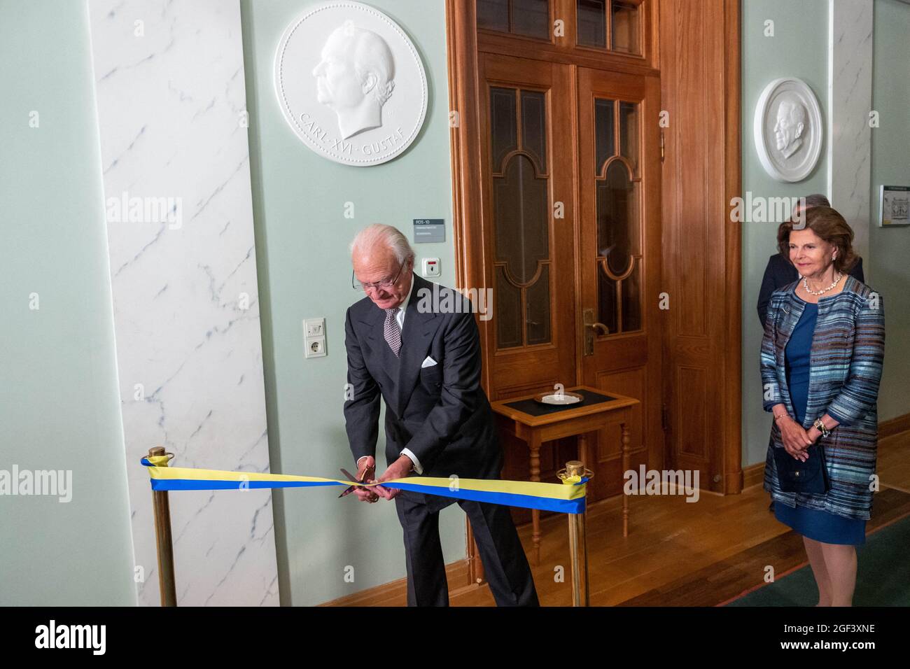 König Carl XVI Gustaf mit Königin Silvia von Schweden weiht am 23. August 2021 im schwedischen parlament in Stockholm, Schweden, ein Porträtmedaillon ein. Foto von Fredrik Wennerlund/ Stella Pictires/ABACAPRESS.COM Stockfoto