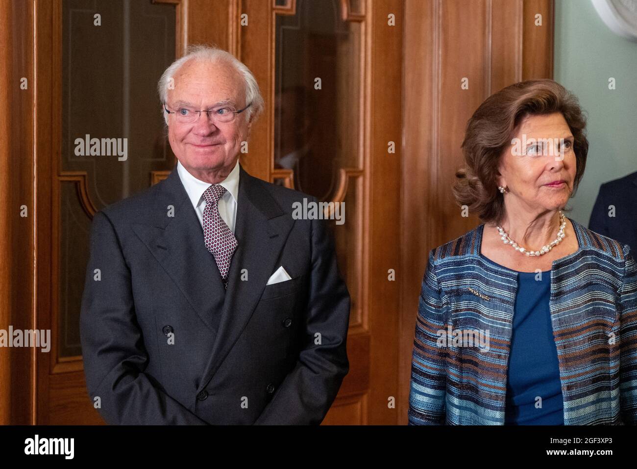 König Carl XVI Gustaf mit Königin Silvia von Schweden weiht am 23. August 2021 im schwedischen parlament in Stockholm, Schweden, ein Porträtmedaillon ein. Foto von Fredrik Wennerlund/ Stella Pictires/ABACAPRESS.COM Stockfoto