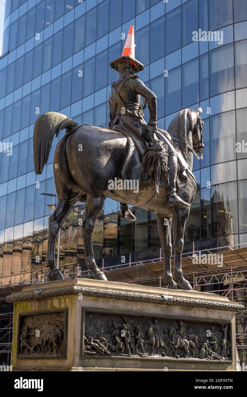 Der ikonische Staat Wellington mit einem Verkehrskegel auf dem Kopf Glasgow Scotland. Außerhalb der Galerie für Moderne Kunst Stockfoto