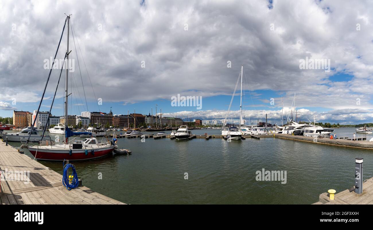 Helsinki, Finnland: 4. August 2021: Viele Boote vertäuten im Hafen von Helsinki in Südfinnland Stockfoto