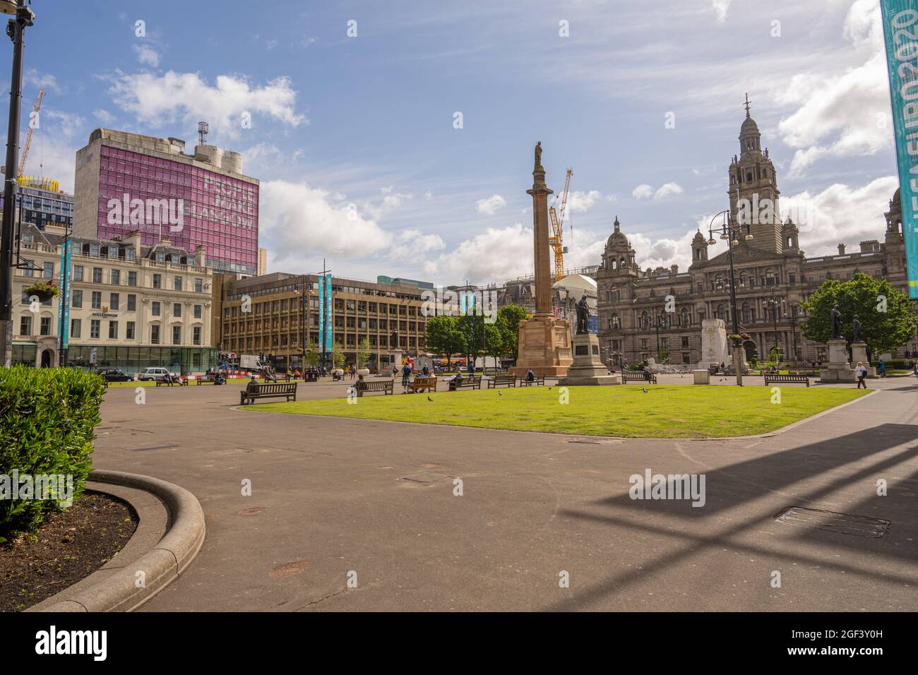 George Square Glasgow mit den Stadtkammern von Glasgow auf der rechten Seite. Stockfoto