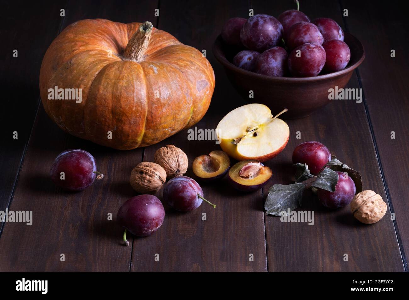 Stillleben mit Herbstfrüchten. Stockfoto