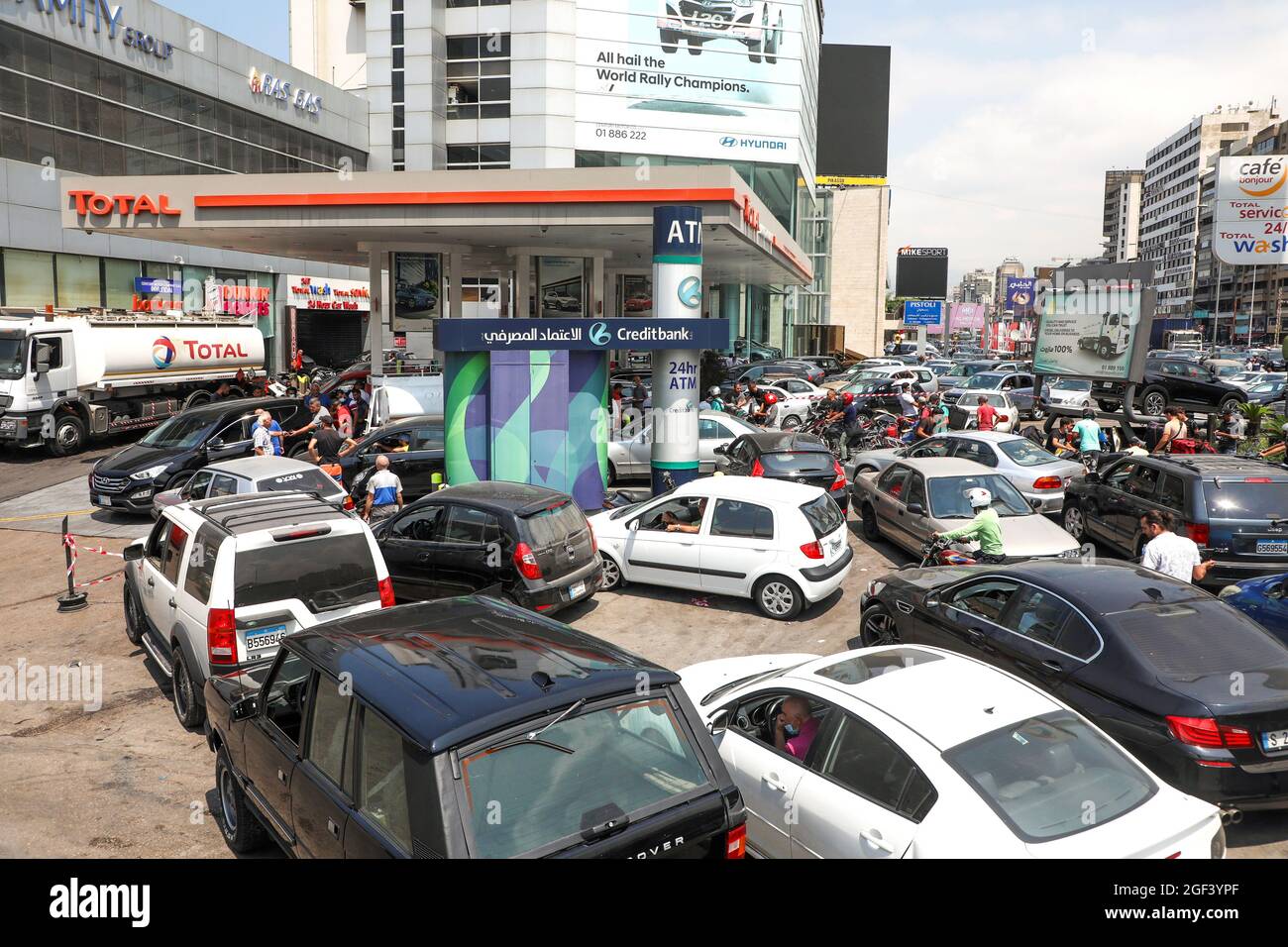 An einer Tankstelle in Zalka, Libanon, warten Menschen in Autos, um Kraftstoff zu bekommen, 20. August 2021. Bild aufgenommen am 20. August 2021. REUTERS/Mohamed Azakir Stockfoto