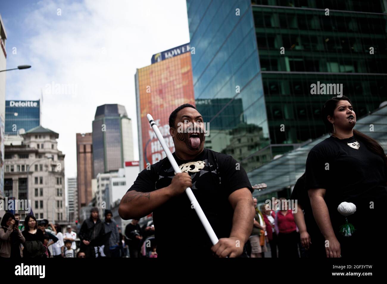 Eine Maori-Gruppe, die während der Rugby-Weltmeisterschaft 2011 im Stadtzentrum von Auckland einen Haka aufführt. Neuseeland Stockfoto