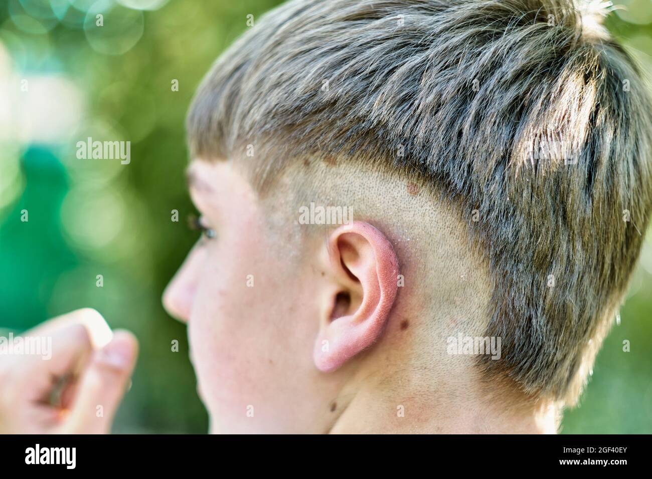 Nahaufnahme der Frisur eines jungen kaukasischen Jungen. Lifestyle-Konzept. Stockfoto