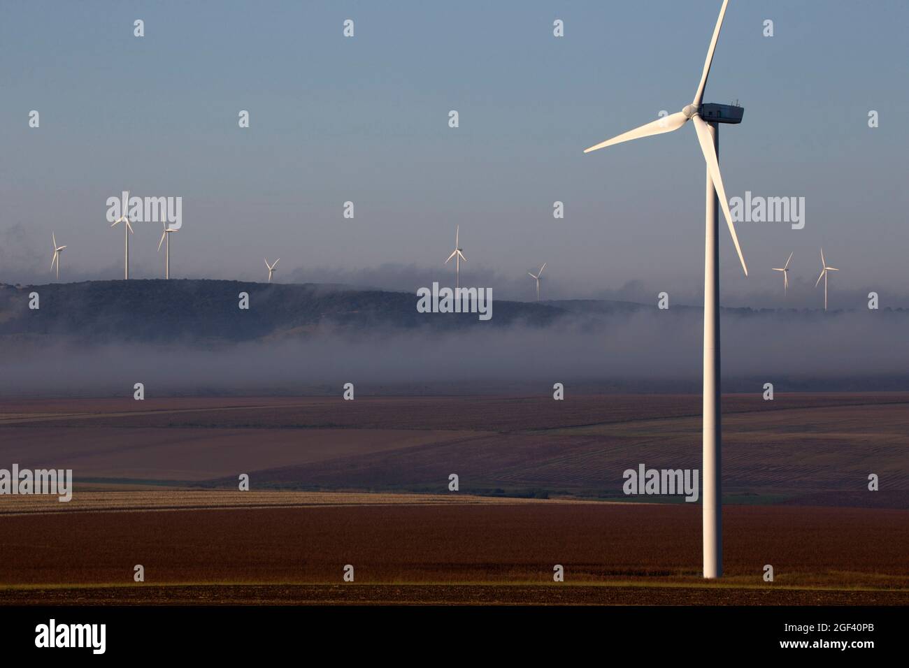 Rumänische Landschaft mit Onshore-Windpark Stockfoto