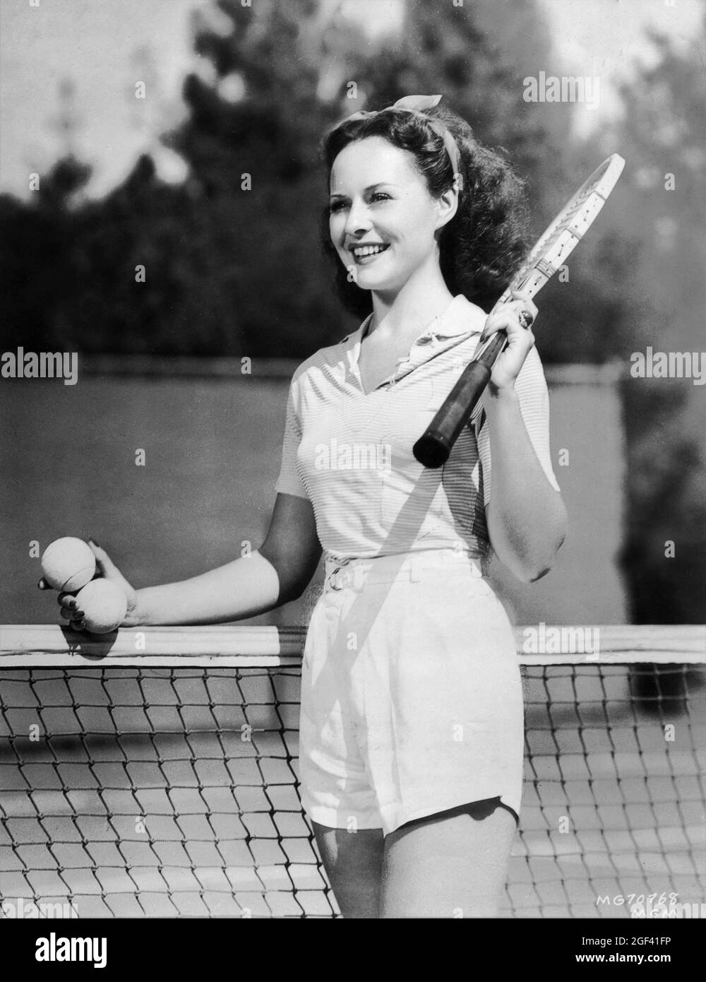 PAULETTE GODDARD mit Tennisschläger und -Kugeln 1938 ehrliche Porträtwerbung zu der Zeit, als sie in DER DRAMATURGIE für Metro Goldwyn Mayer auftrat Stockfoto