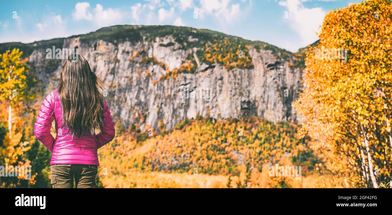 Wanderung Reise Herbst Wanderer Frau Wandern Camping in Quebec Kanada Wald im Freien mit Berghintergrund. Wandern Mädchen trägt rosa Daunenjacke für Stockfoto