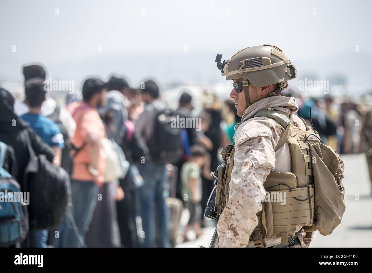 Ein Marine mit spezialem Marine Air-Ground Task Force-Crisis Response-Central Command (SPMAGTF-CR-CC) leistet Unterstützung bei einer Evakuierung am Hamid Karzai International Airport, Kabul, Afghanistan, August 22. US-Dienstmitglieder unterstützen das Außenministerium bei einer geordneten Abseichung von designiertem Personal in Afghanistan. (USA Marine Corps Foto von Sgt. Samuel Ruiz). Stockfoto