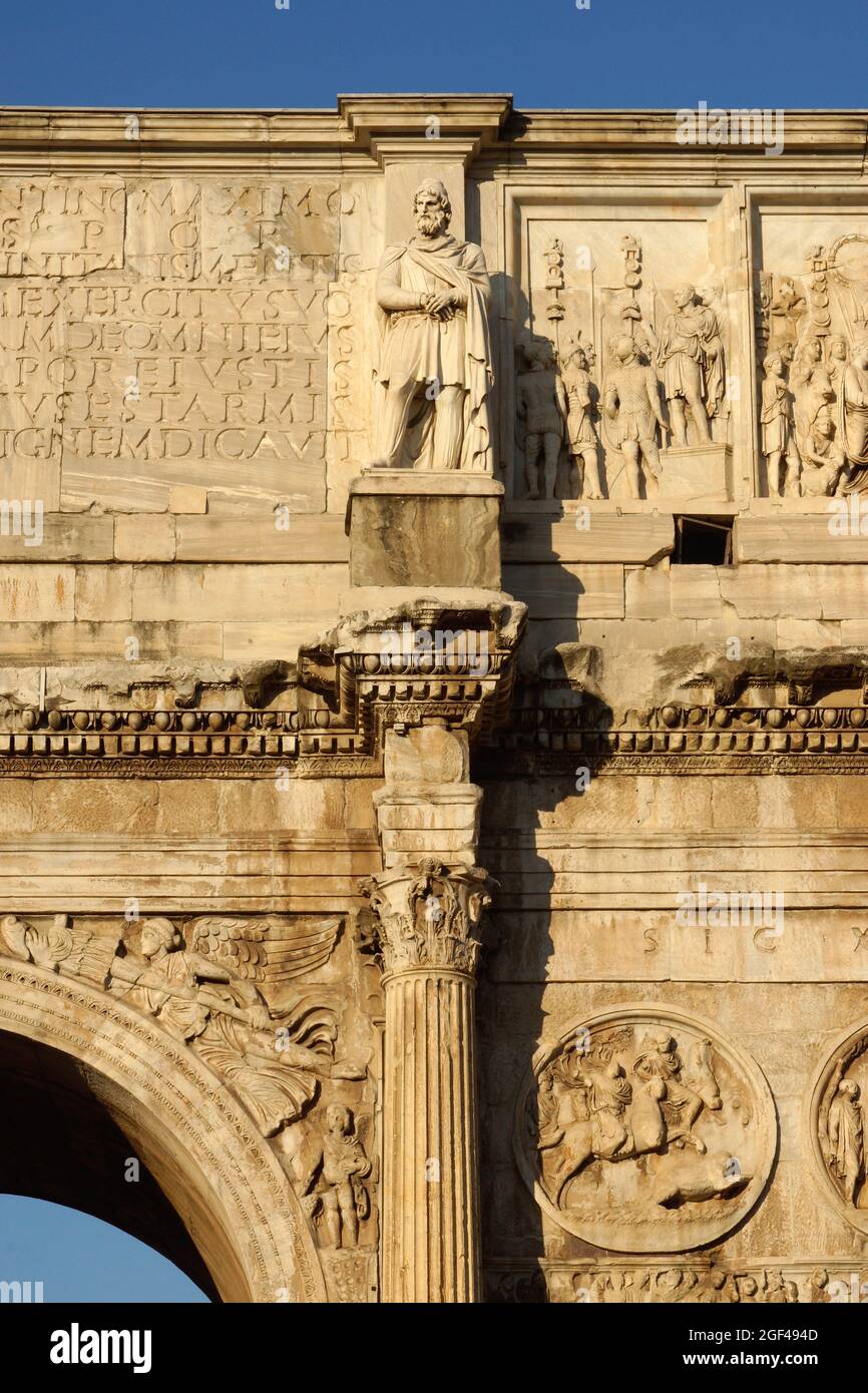Rom (Italien). Architektonisches Detail des Konstantinsbogens in der Nähe des Kolosseums in Rom. Stockfoto