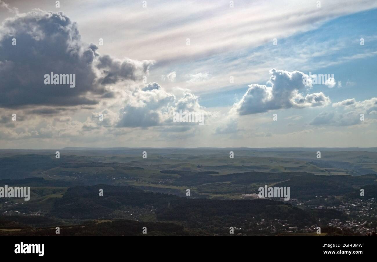 Landschaft mit Wolken und einem Tal. Blick vom Berg auf die Ebene. Stockfoto