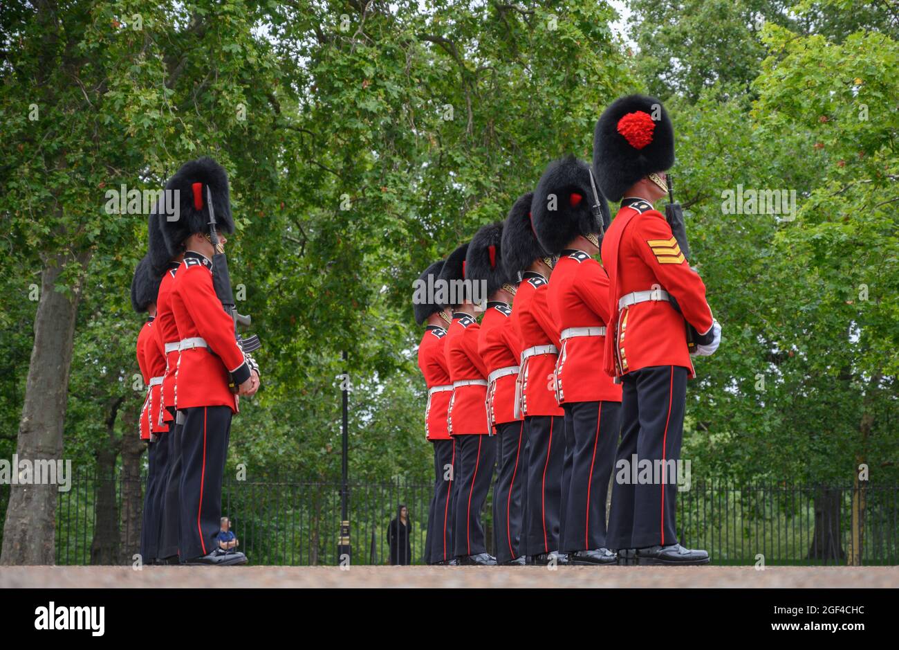 London, Großbritannien. 23. August 2021. Vorbereitungen in den Wellington Barracks für die feierliche Wachablösung mit Musik im Buckingham Palace nach der längsten Pause seit dem 2. Weltkrieg aufgrund der Einschränkungen des Coronavirus im März 2020. Die 3 Kompanie des 1. Bataillons Coldstream Guards wird inspiziert, bevor sie diese erste volle zeremonielle Aufgabe in Begleitung der Band der Coldstream Guards übernimmt. Kredit: Malcolm Park/Alamy Stockfoto