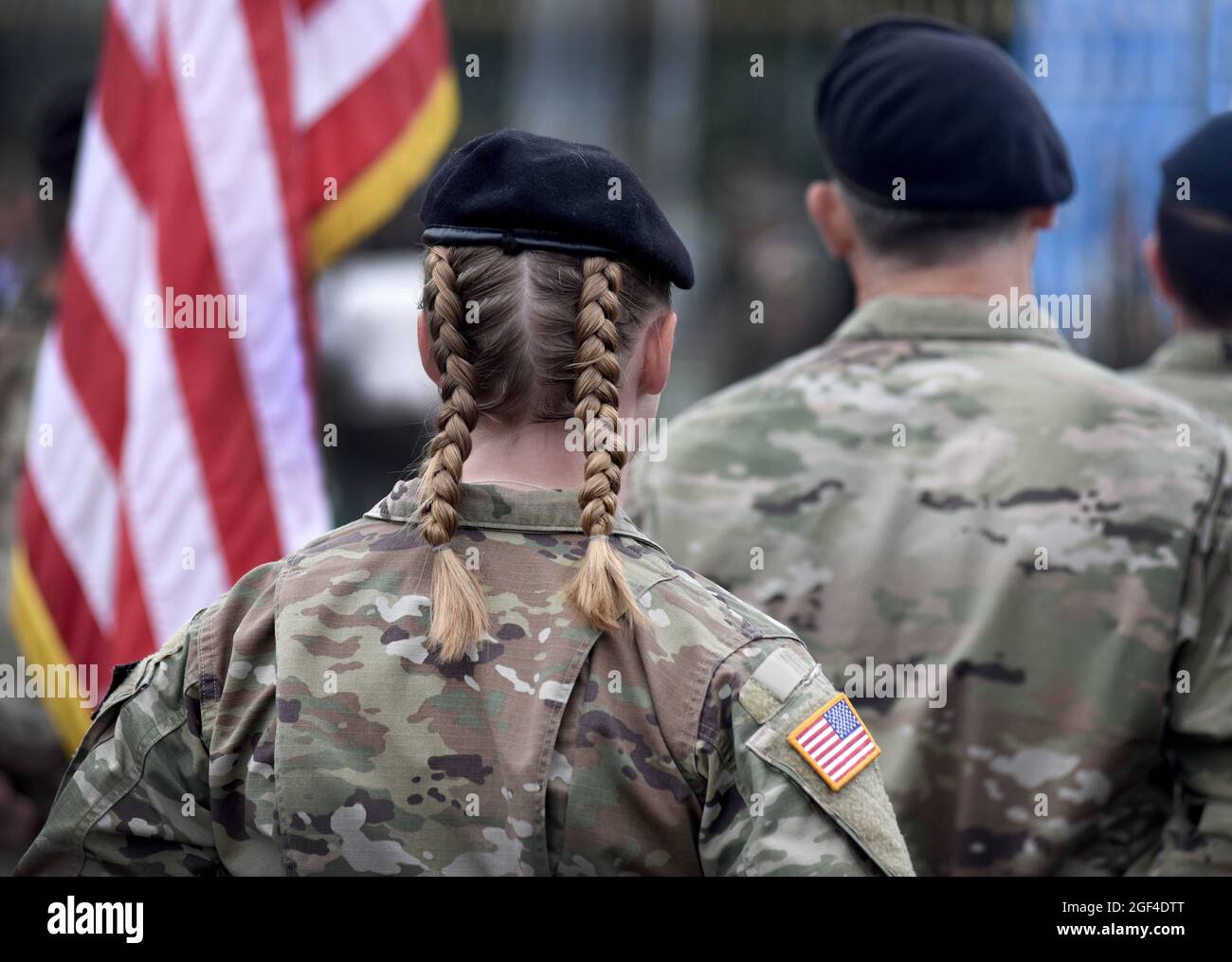 Amerikanische Soldaten blicken auf die US-Flagge. US-Armee. Militärische Streitkräfte der Vereinigten Staaten von Amerika. Memorial Day. Veterans Day. Stockfoto