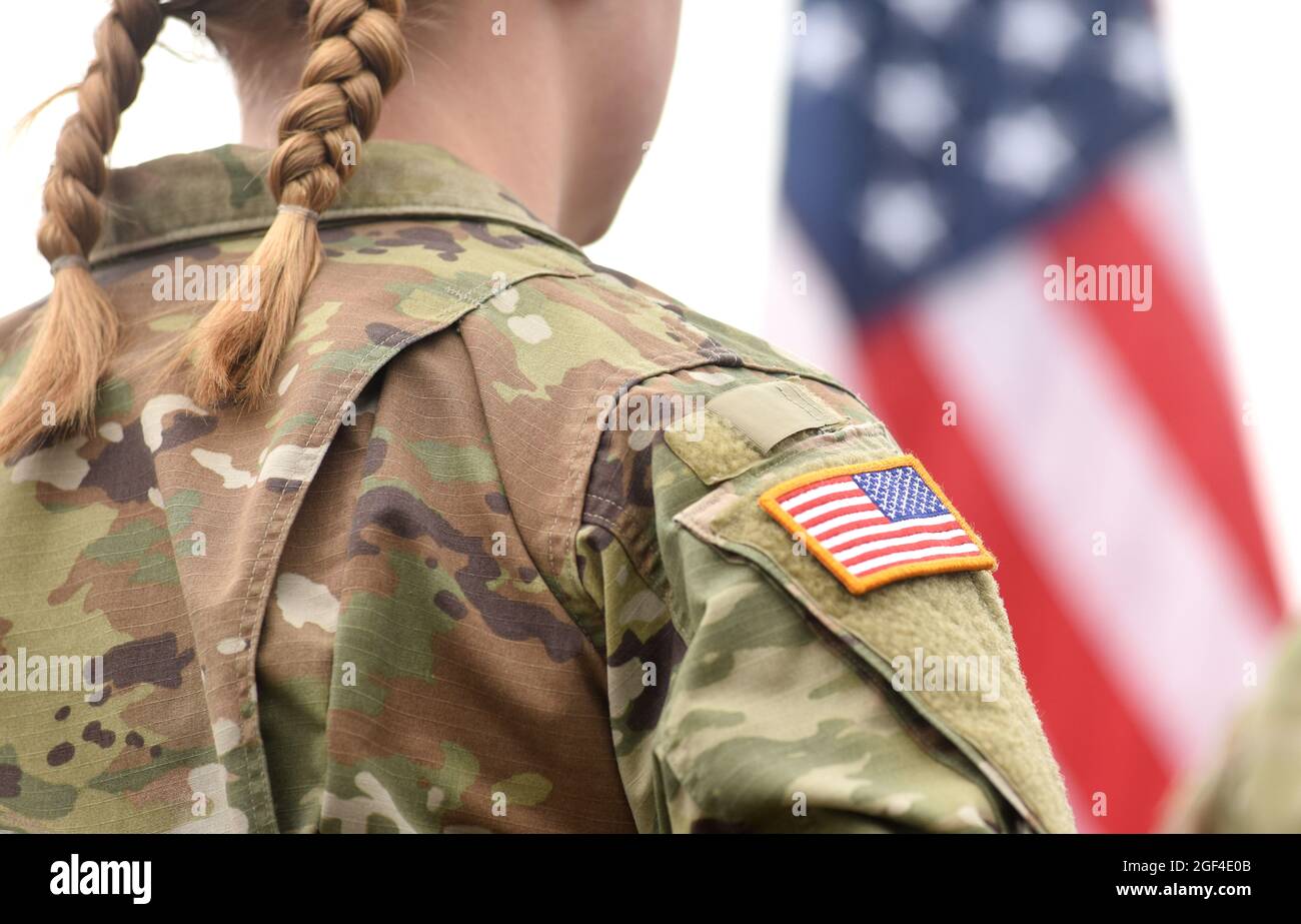 Amerikanische Soldaten blicken auf die US-Flagge. US-Armee. Militärische Streitkräfte der Vereinigten Staaten von Amerika. Memorial Day. Veterans Day. Stockfoto