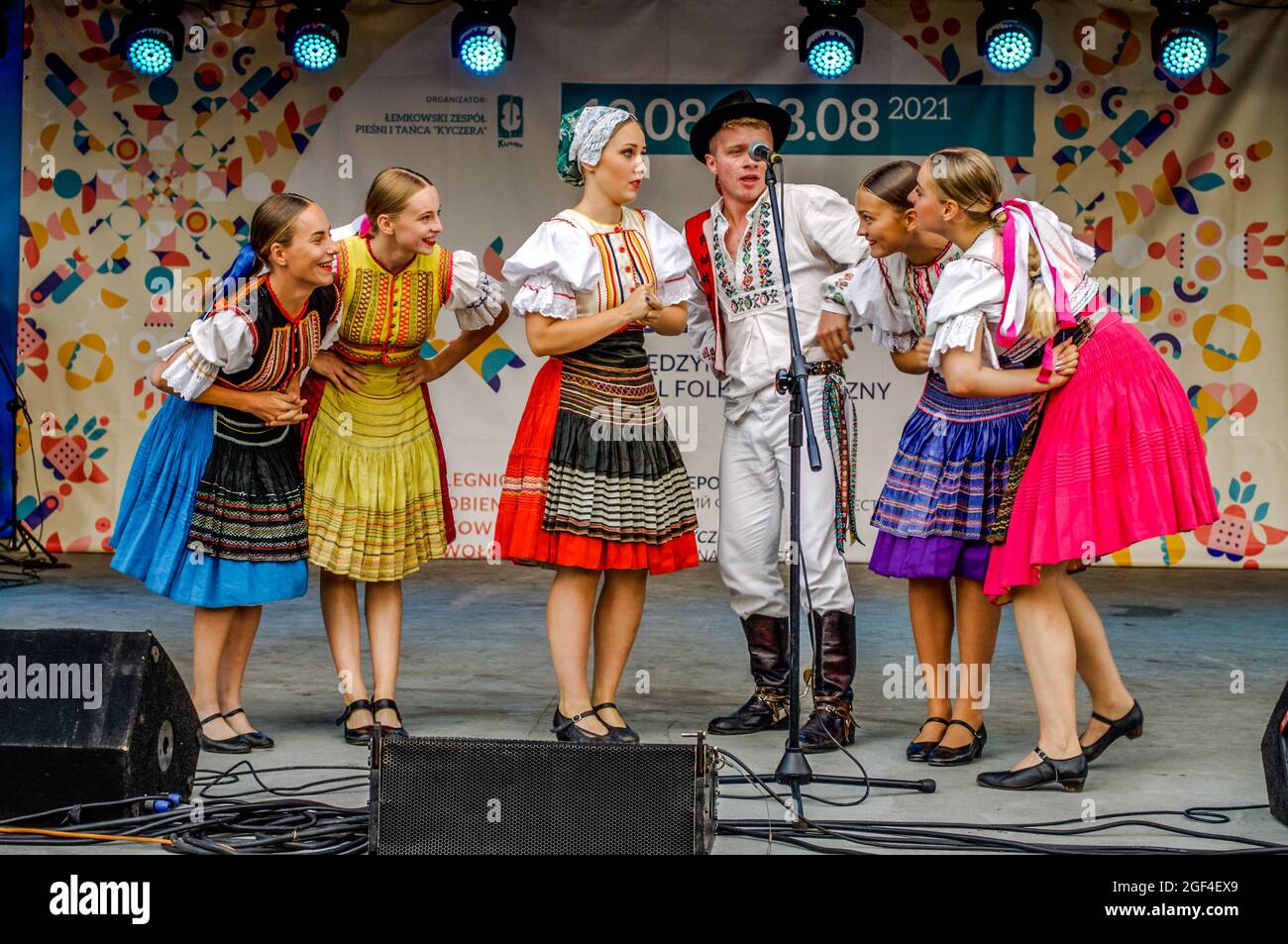 Polkowice, Polen 21. August 2021, 24. Internationales Folklore-Festival, World Under Kyczera, Tänzer aus der Slowakei auf der Bühne, nur für redaktionelle Verwendung Stockfoto