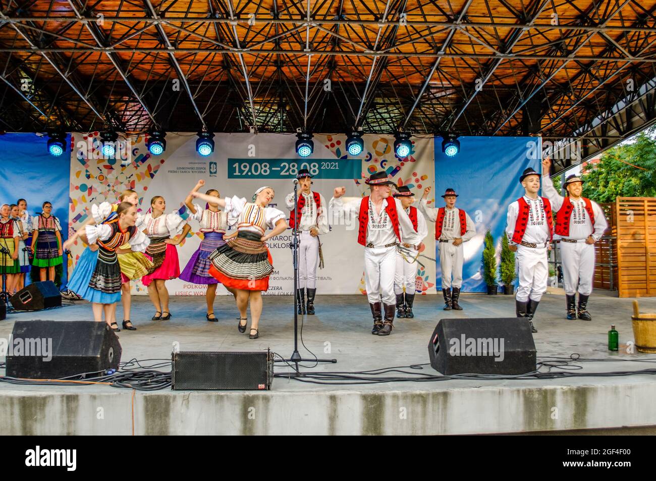 Polkowice, Polen 21. August 2021, 24. Internationales Folklore-Festival, World Under Kyczera, Tänzer aus der Slowakei auf der Bühne, nur für redaktionelle Verwendung Stockfoto