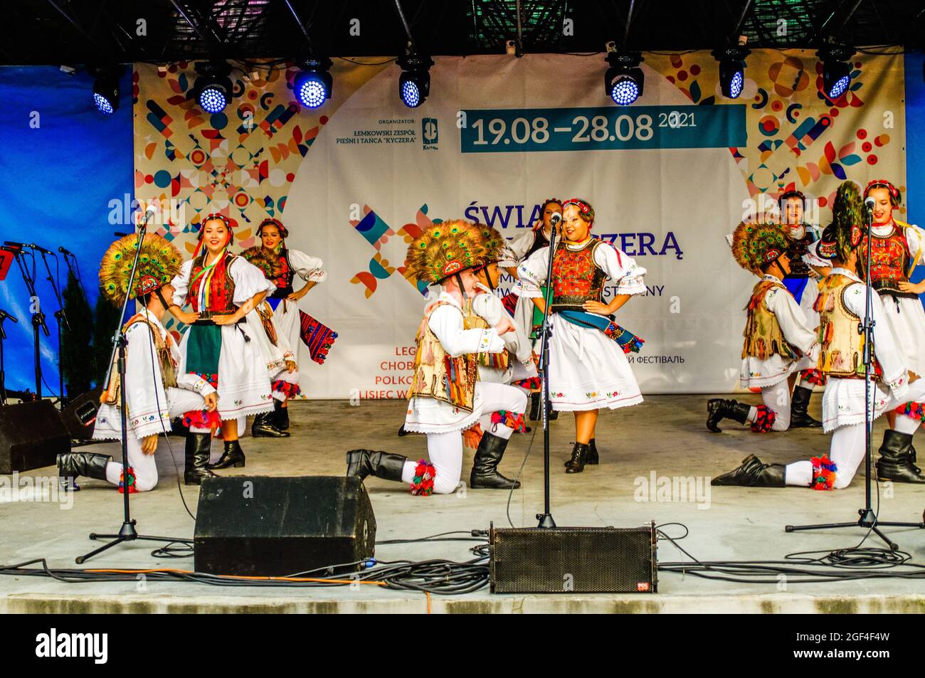 Polkowice, Polen 21. August 2021, 24. Internationales Folklore-Festival, World Under Kyczera, Tänzer aus Rumänien auf der Bühne, nur für redaktionelle Verwendung Stockfoto