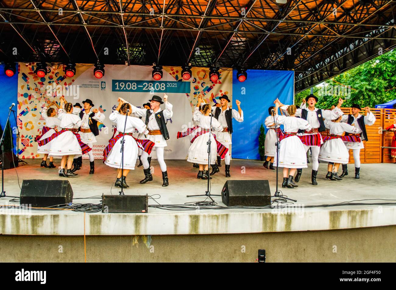 Polkowice, Polen 21. August 2021, 24. Internationales Folklore-Festival, World Under Kyczera, Tänzer aus Rumänien auf der Bühne, nur für redaktionelle Verwendung Stockfoto