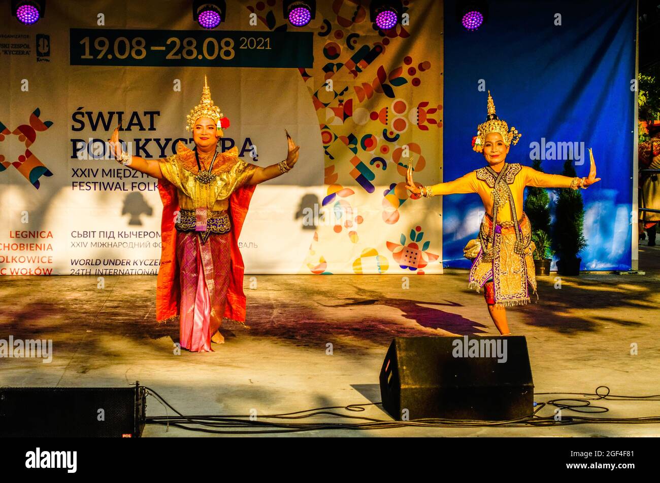 Polkowice, Polen 21. August 2021, 24. Internationales Folklore-Festival, World Under Kyczera, Tänzer aus thailand auf der Bühne, nur für redaktionelle Verwendung Stockfoto