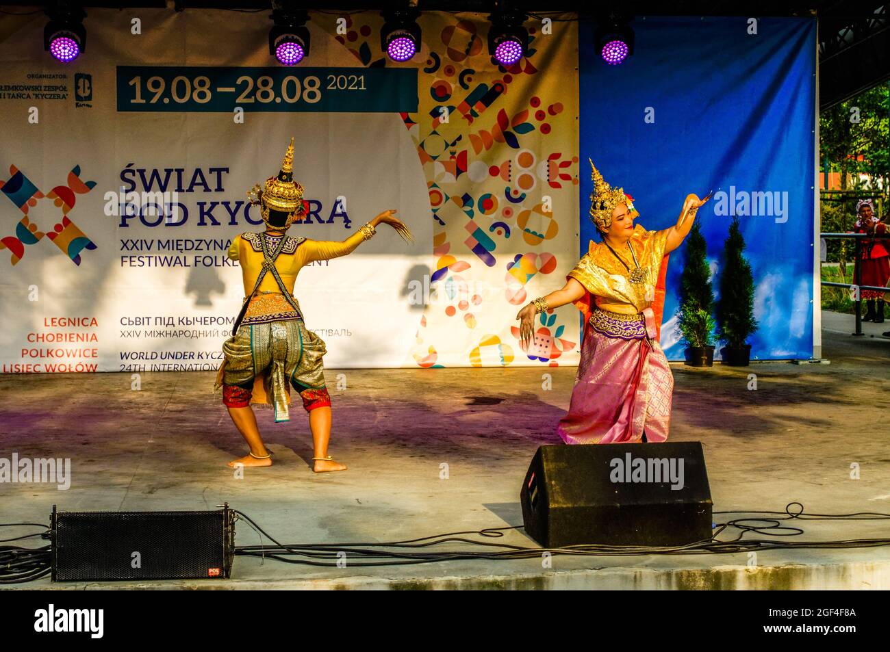 Polkowice, Polen 21. August 2021, 24. Internationales Folklore-Festival, World Under Kyczera, Tänzer aus thailand auf der Bühne, nur für redaktionelle Verwendung Stockfoto