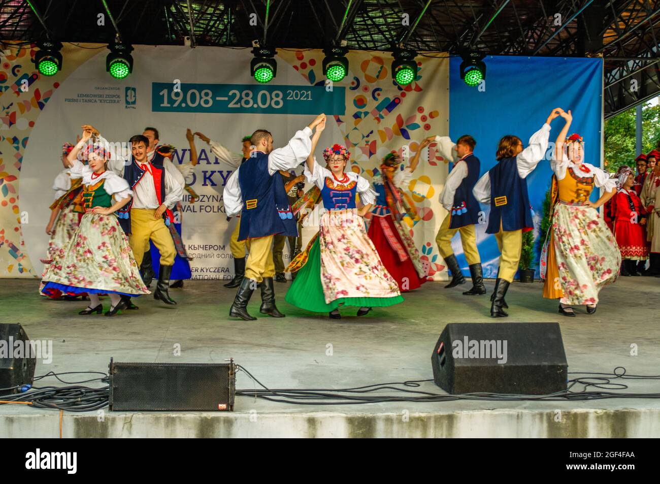 Polkowice, Polen 21. August 2021, 24. Internationales Folklore-Festival, World Under Kyczera, Tänzer aus Polen auf der Bühne, nur für redaktionelle Verwendung Stockfoto