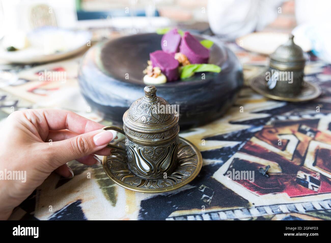 Traditioneller türkischer Kaffee. Orientalischer Kaffee auf dem Tisch in Kupferbechern. Stockfoto