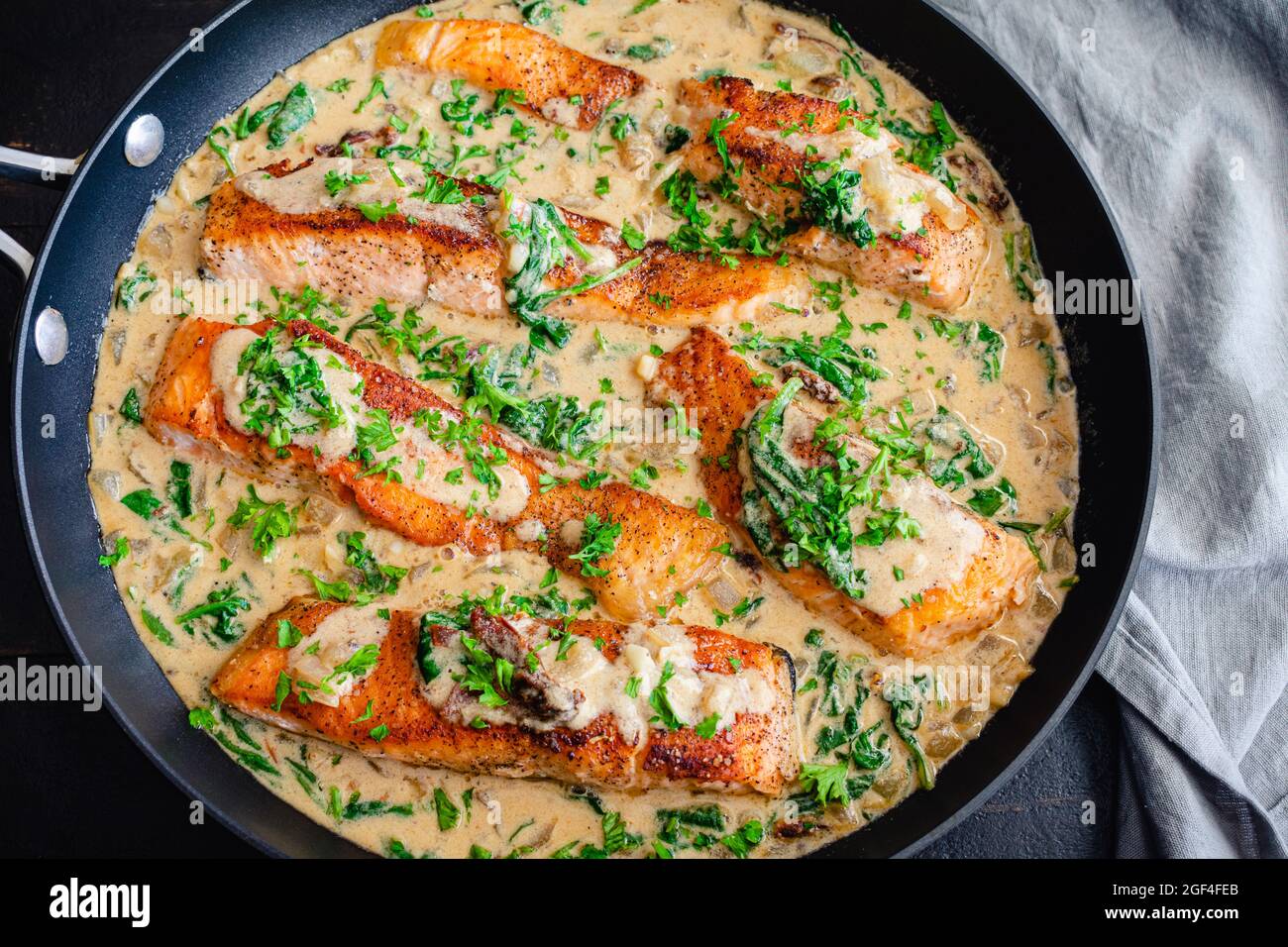Cremige Knoblauchbutter toskanischer Lachs in einer Pfanne: Lachsfilets ...