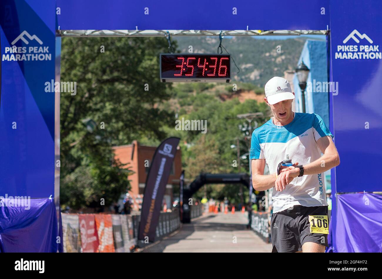 22. August 2021: Darren Thomas, der Elite-Bergläufer von Colorado Springs, überprüft seine Zeit nach seinem fünften Platz beim Pikes Peak Marathon in Manitou Springs, Colorado. Stockfoto