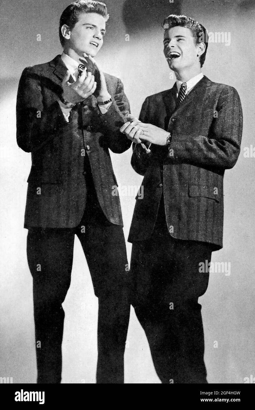 Schwarz-Weiß-Foto der Everly Brothers, Don und Phil, einem Gesangsduo, das in den 1950er und 1960er Jahren beliebt war. Stockfoto