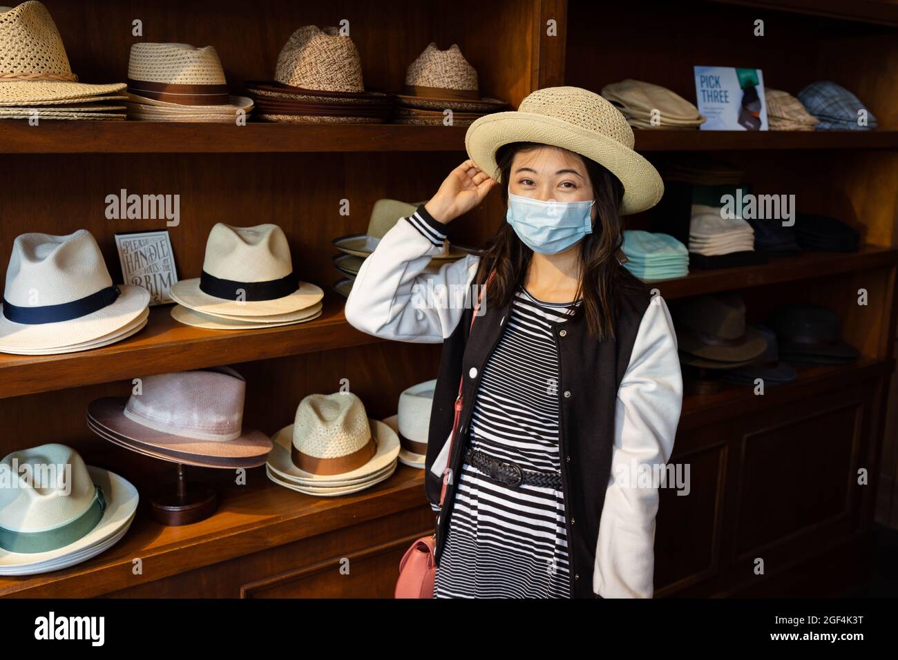 Schöne junge asiatische Frau, die in San Francisco Hüte kauft Stockfoto