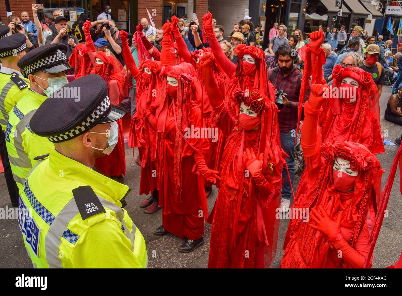 London, Großbritannien. August 2021. Extinction Rebellion Protestierende in Covent Garden zu Beginn ihrer zweiwöchigen Kampagne Impossible Rebellion. (Kredit: Vuk Valcic / Alamy Live News) Stockfoto
