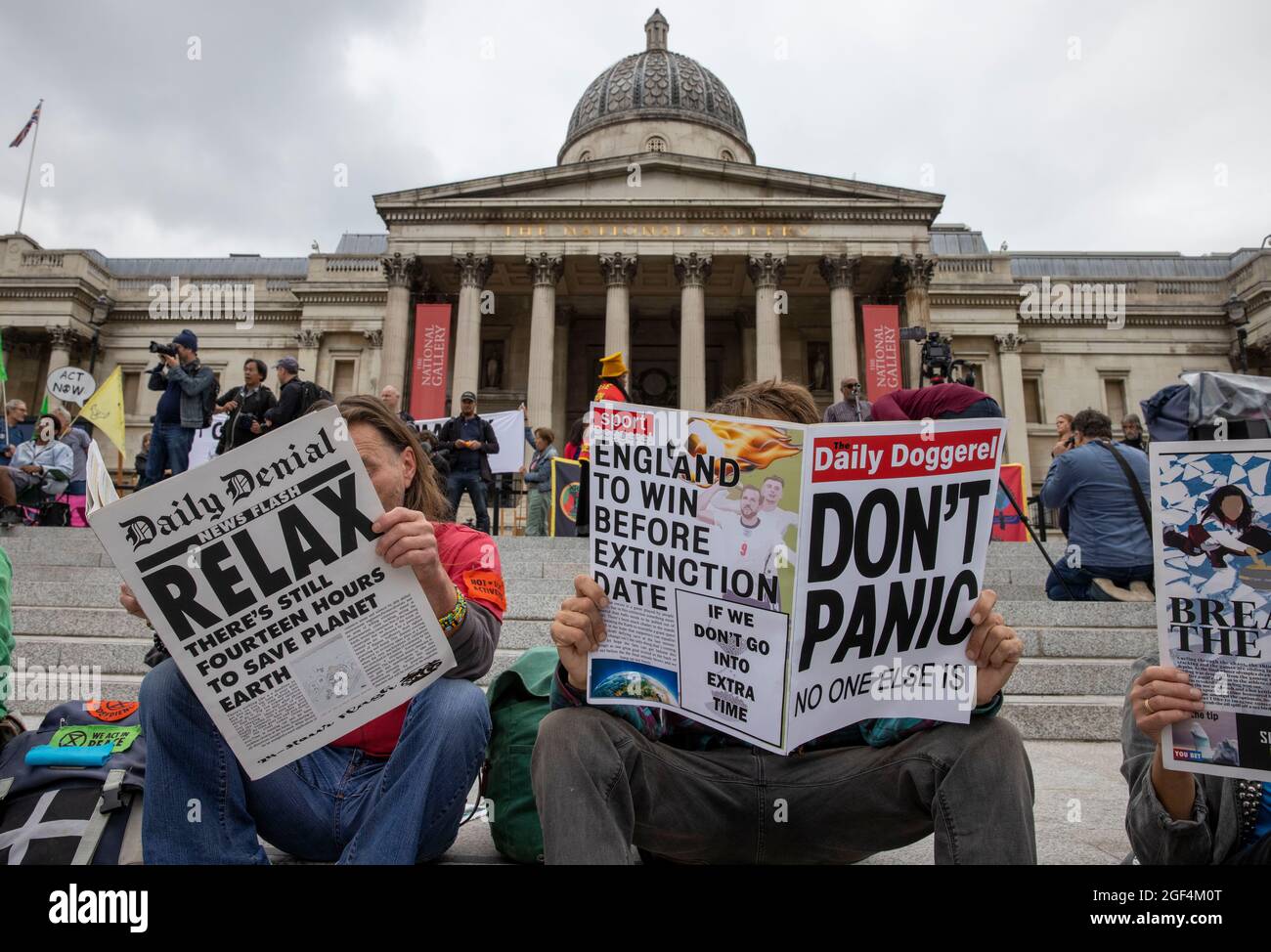 London, Großbritannien. August 2021. Mitglieder der Extinction Rebellion haben an der geschäftigen Kreuzung in der St. Martin's Lane ein Lager mit einem riesigen rosafarbenen Tisch mit der Botschaft ‘Komm an den Tisch' eingerichtet. Mitglieder der Extinction Rebellion versammeln sich zu Beginn des zweiwöchigen Protests. Sie wollen, dass die Regierung schneller gegen den Klimawandel handelt. Kredit: Mark Thomas/Alamy Live Nachrichten Stockfoto