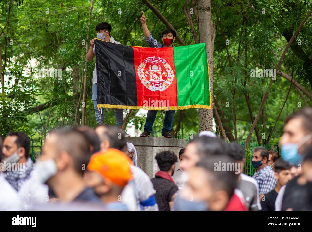 Junge afghanische Demonstranten heben während eines Protestes vor dem UNHCR-Büro in Vasant Vihar, Neu-Delhi, die afghanische Flagge hoch.Hunderte afghanische Flüchtlinge veranstalteten eine Demonstration vor dem Büro des UN-Hochkommissars für Flüchtlinge (UNHCR) in Vasant Vihar, Neu-Delhi. Die afghanische Gemeinschaft forderte Zugang zu grundlegenden Einrichtungen wie Bildung und Arbeitsplätzen in Indien oder anderen Ländern der Welt. Nach der Übernahme des vom Krieg zerrissenen Landes durch die Taliban kommt eine große Anzahl verzweifelter afghanischer Bürger nach Indien. (Foto von Pradeep Gaur/SOPA Images/Sipa USA) Stockfoto