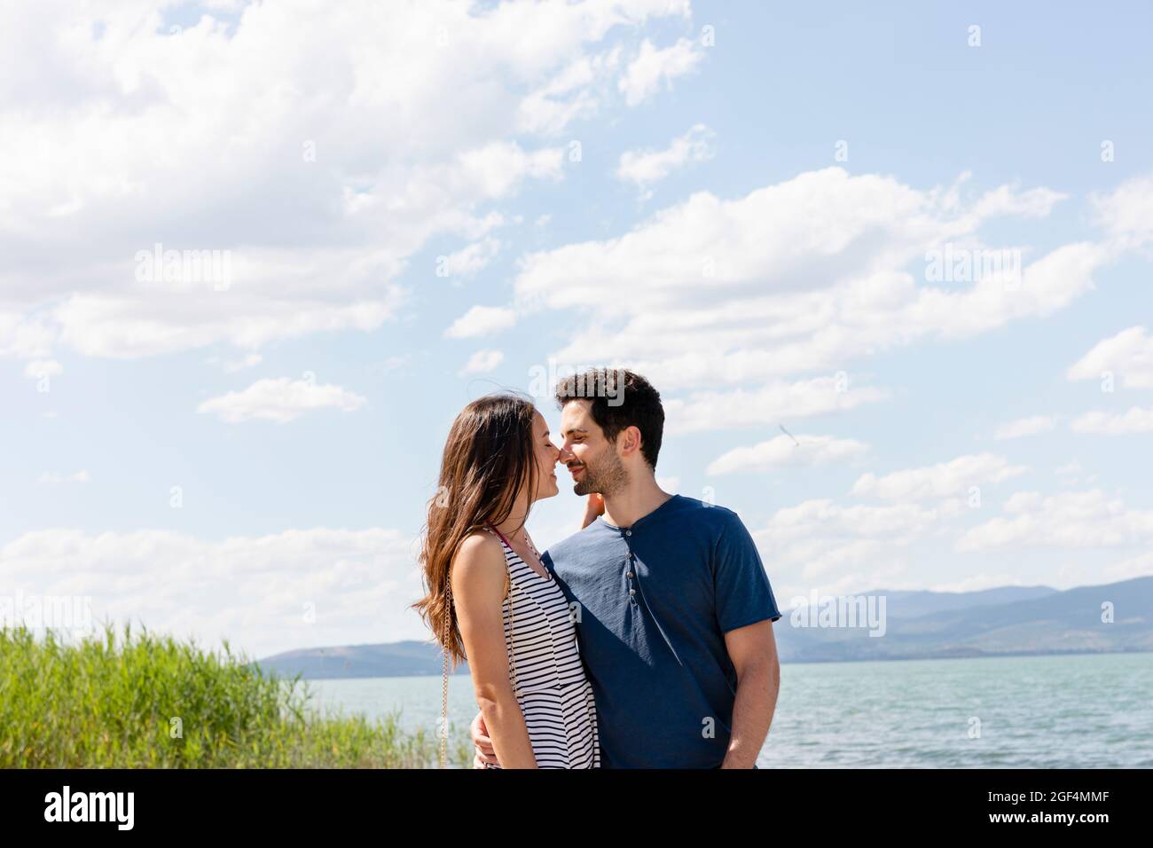 Im Sommer beim Trasimeno-See die Nase reiben Stockfoto