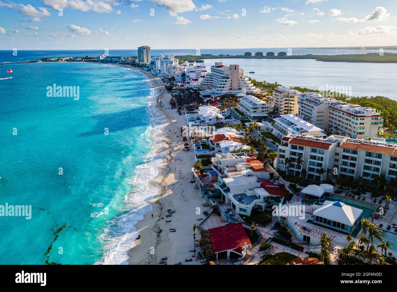 Mexiko, Quintana Roo, Cancun, Luftaufnahme der Küstenstadt, umgeben von blauem Wasser des Karibischen Meeres Stockfoto