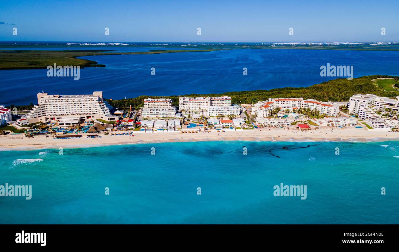 Mexiko, Quintana Roo, Cancun, Luftaufnahme der Küstenstadt, umgeben von blauem Wasser des Karibischen Meeres Stockfoto