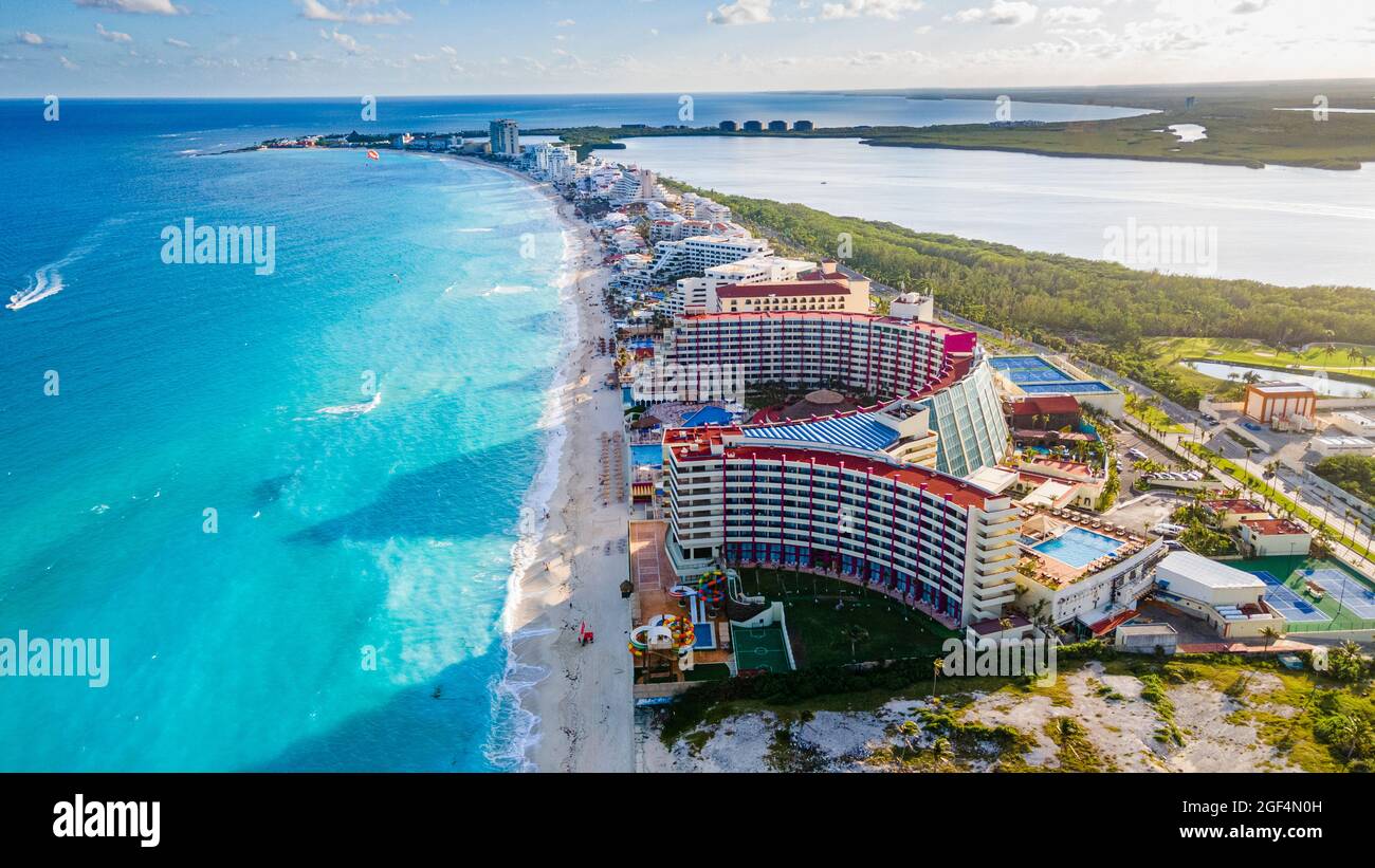 Mexiko, Quintana Roo, Cancun, Luftaufnahme der Küstenstadt, umgeben von blauem Wasser des Karibischen Meeres Stockfoto