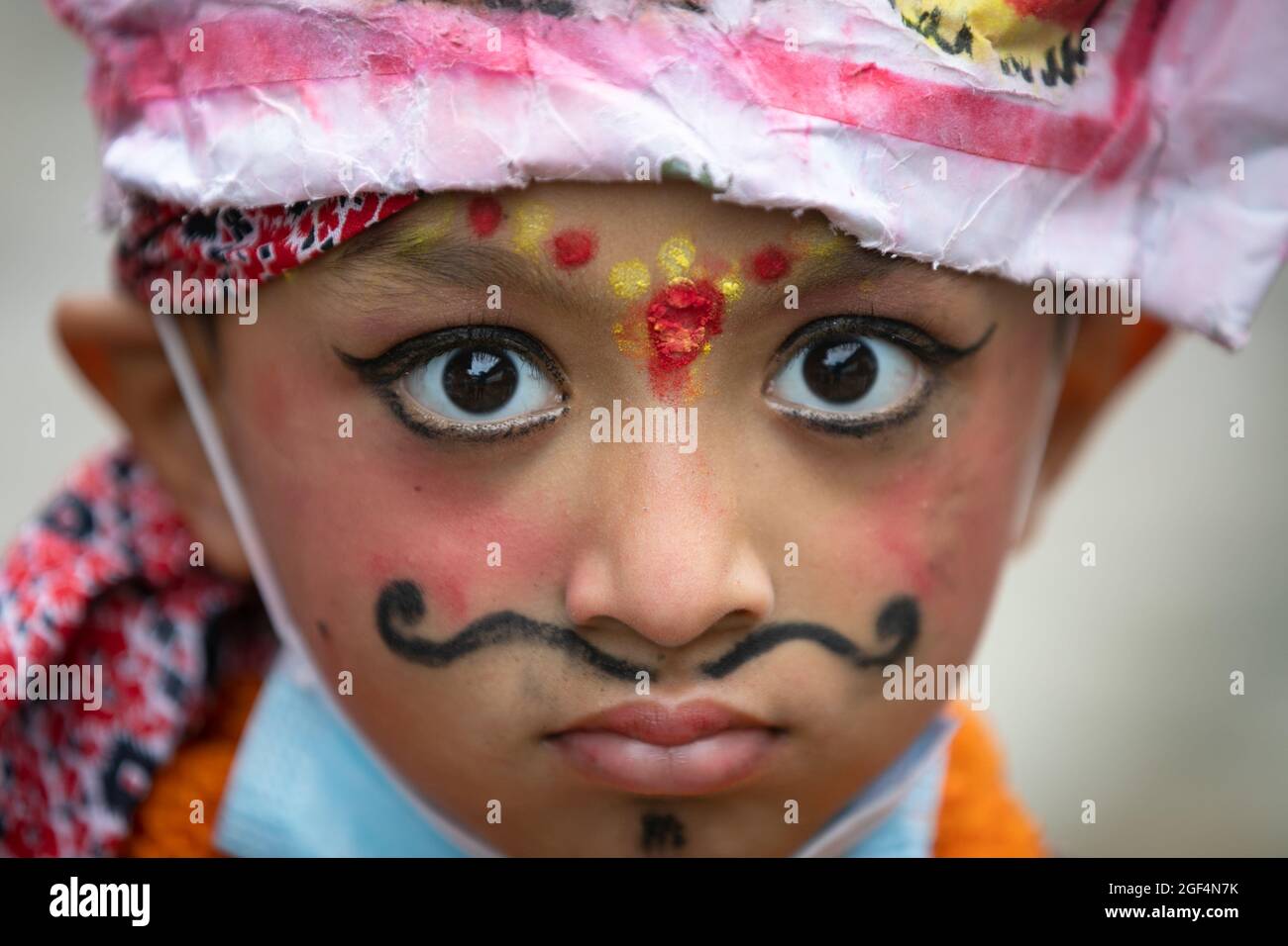 Kathmandu, Nepal. August 2021. Ein Kind in Kostümen und Gesichtsfarbe, das während des Festivals zu sehen ist.Nepalesische Hindus feiern das religiöse Fest, um für ihre verstorbenen Familienmitglieder um Rettung und Frieden zu bitten. Kinder, die an der Prozession teilnehmen, kleiden sich oft als Kühe, die in Nepal als heilige Tiere angesehen werden und helfen nach dem Glauben verstorbenen Seelen, den Himmel zu erreichen. (Foto: Prabin Ranabhat/SOPA Images/Sipa USA) Quelle: SIPA USA/Alamy Live News Stockfoto