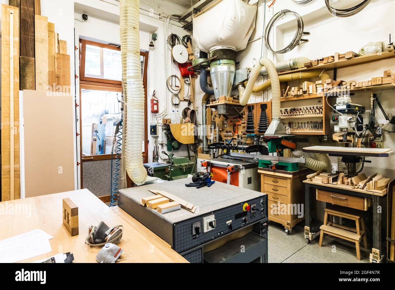 Maschinen und Holzmaterial in der Werkstatt Stockfoto