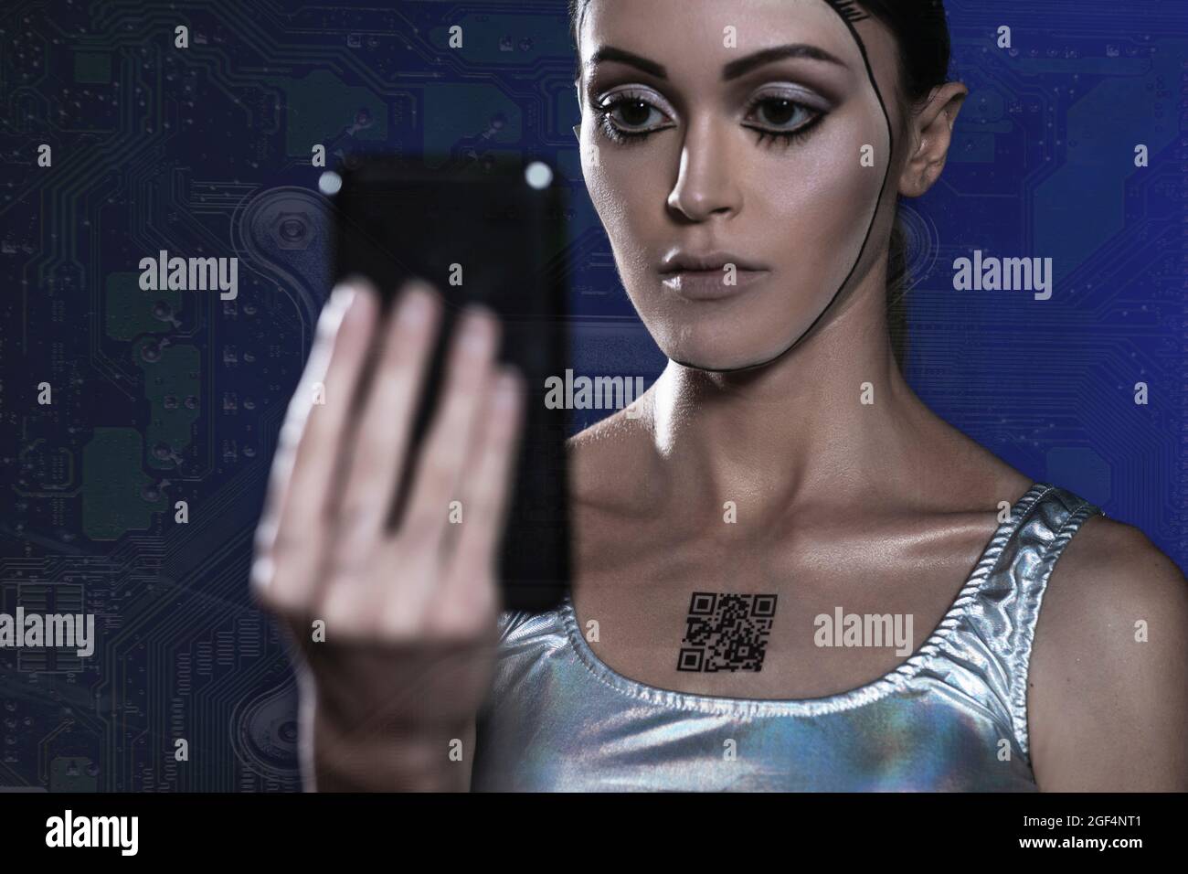 Robot Frau mit Barcode auf der Brust Blick auf Smartphone Stockfoto