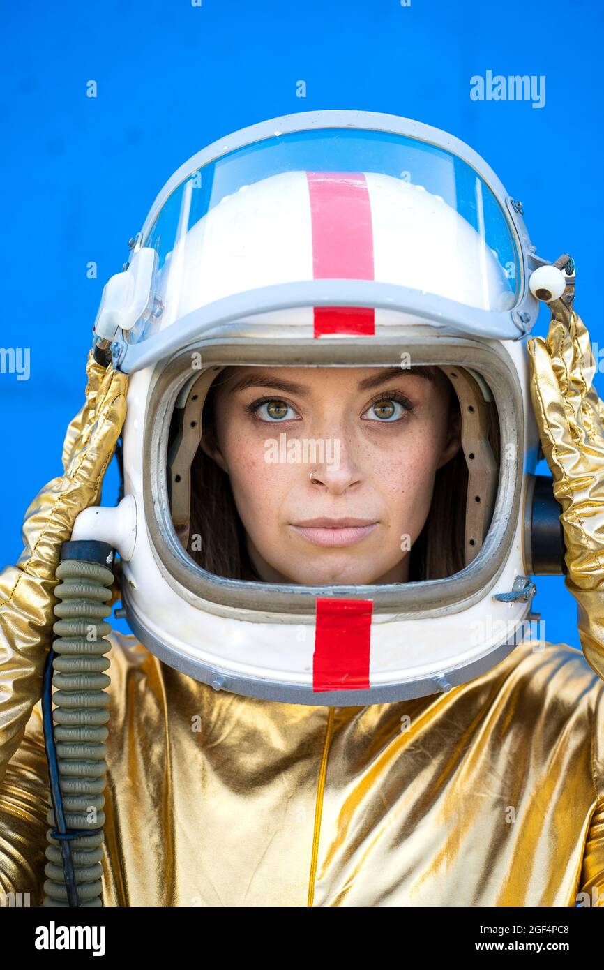 Frau im Astronautenkostüm mit Weltraumhelm Stockfoto