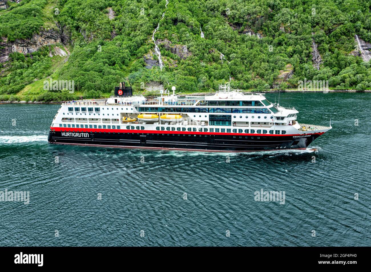 Hurtigruten Schiff der Küste TROLLFJORD. Hurtigruten ist eine tägliche Passagier- und Fracht Service entlang der Norwegischen Küste zwischen Bergen und Kirkenes. Stockfoto