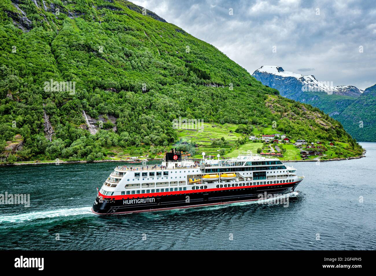 Hurtigruten Schiff der Küste TROLLFJORD. Hurtigruten ist eine tägliche Passagier- und Fracht Service entlang der Norwegischen Küste zwischen Bergen und Kirkenes. Stockfoto