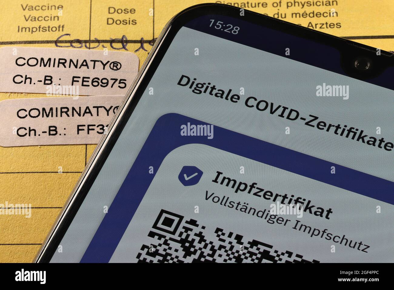 Digitale Dokumentation der ersten und zweiten Impfung mit BioNTech/Pfizer COVID-19 Impfstoffkommission in der deutschen CovPass App Stockfoto